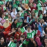 42813 Sing National anthem of Pakistan sets world record